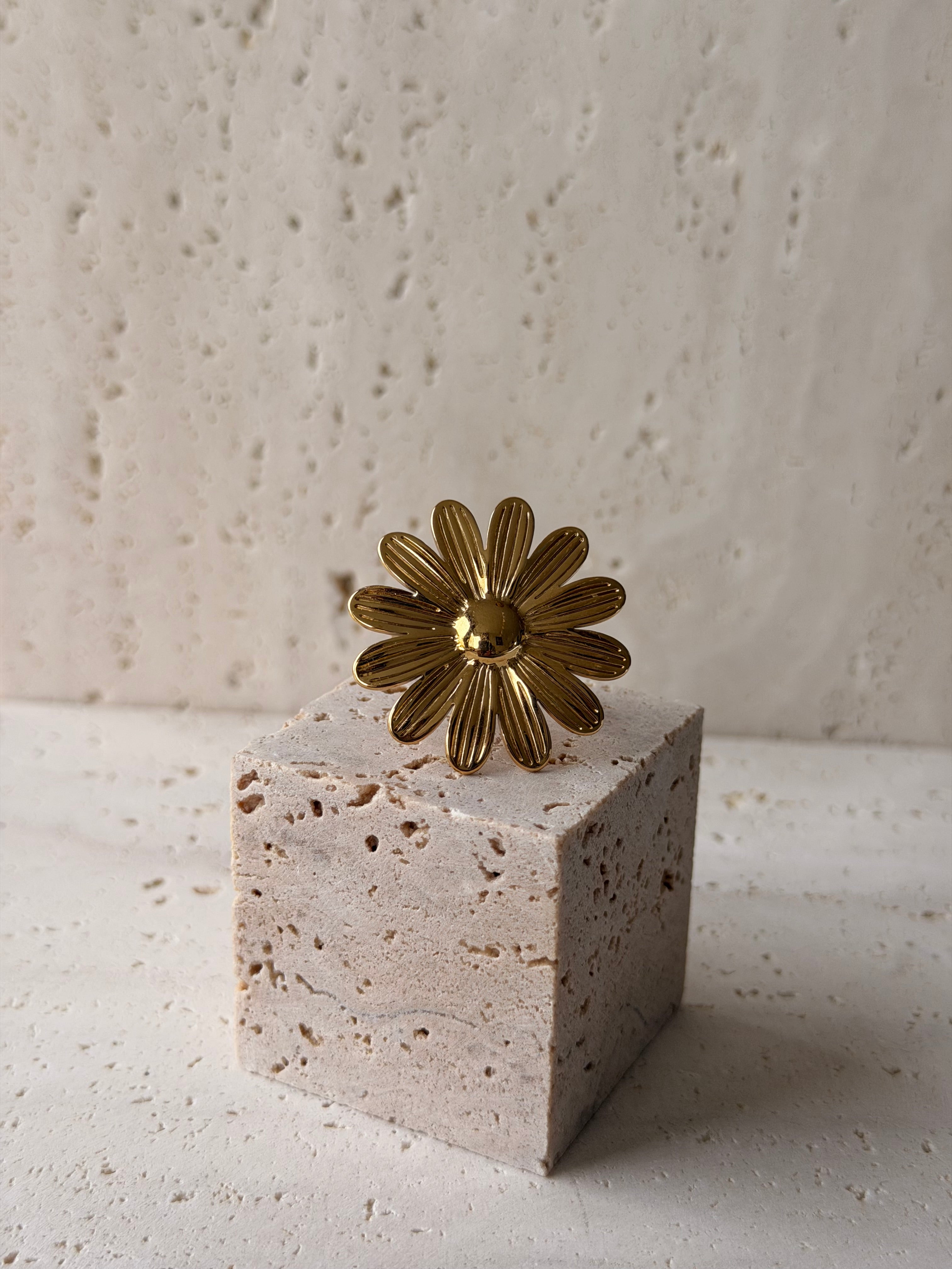 soft daisy ring